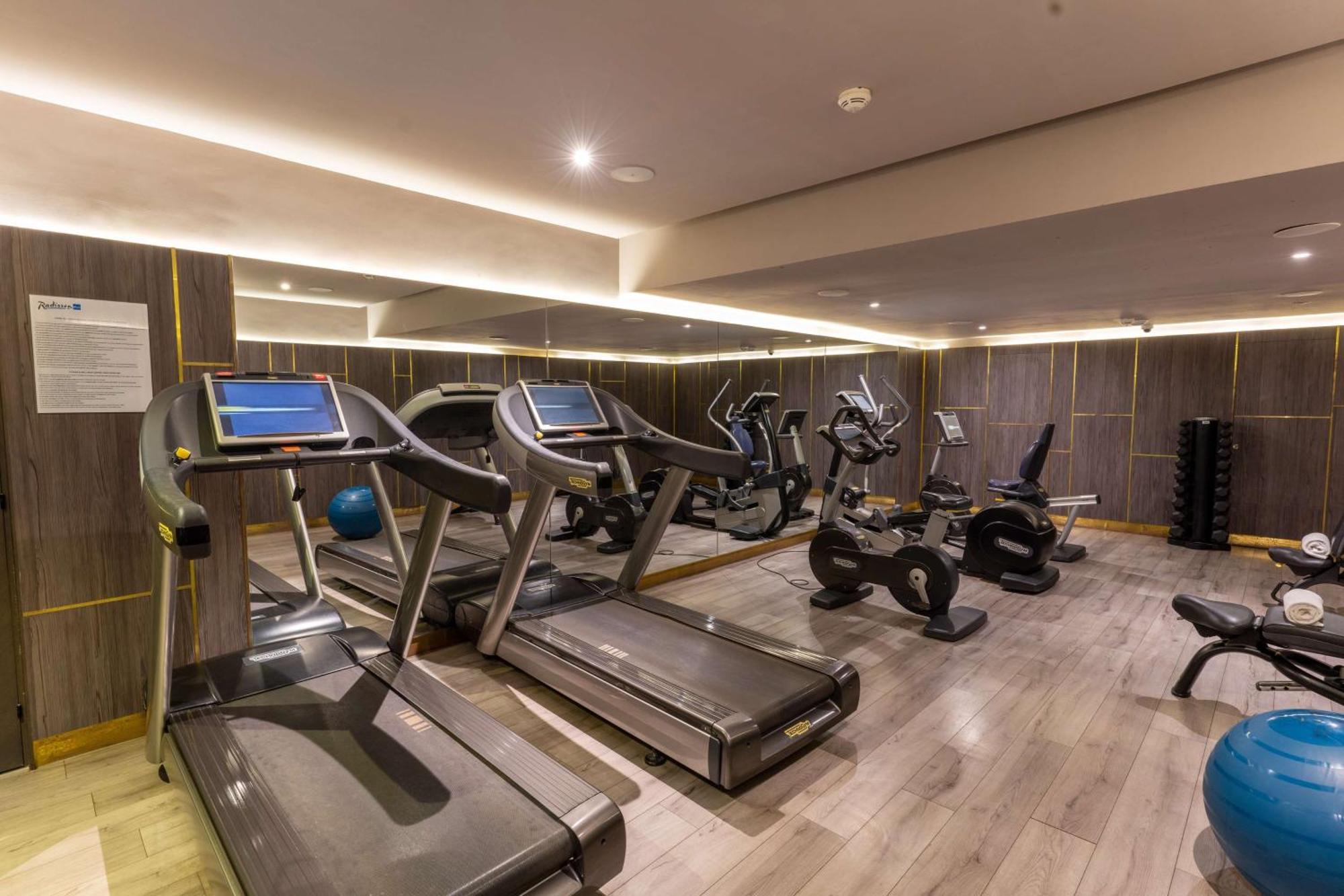 Radisson Blu Hotel Casablanca City Center מראה חיצוני תמונה The gym at the hotel