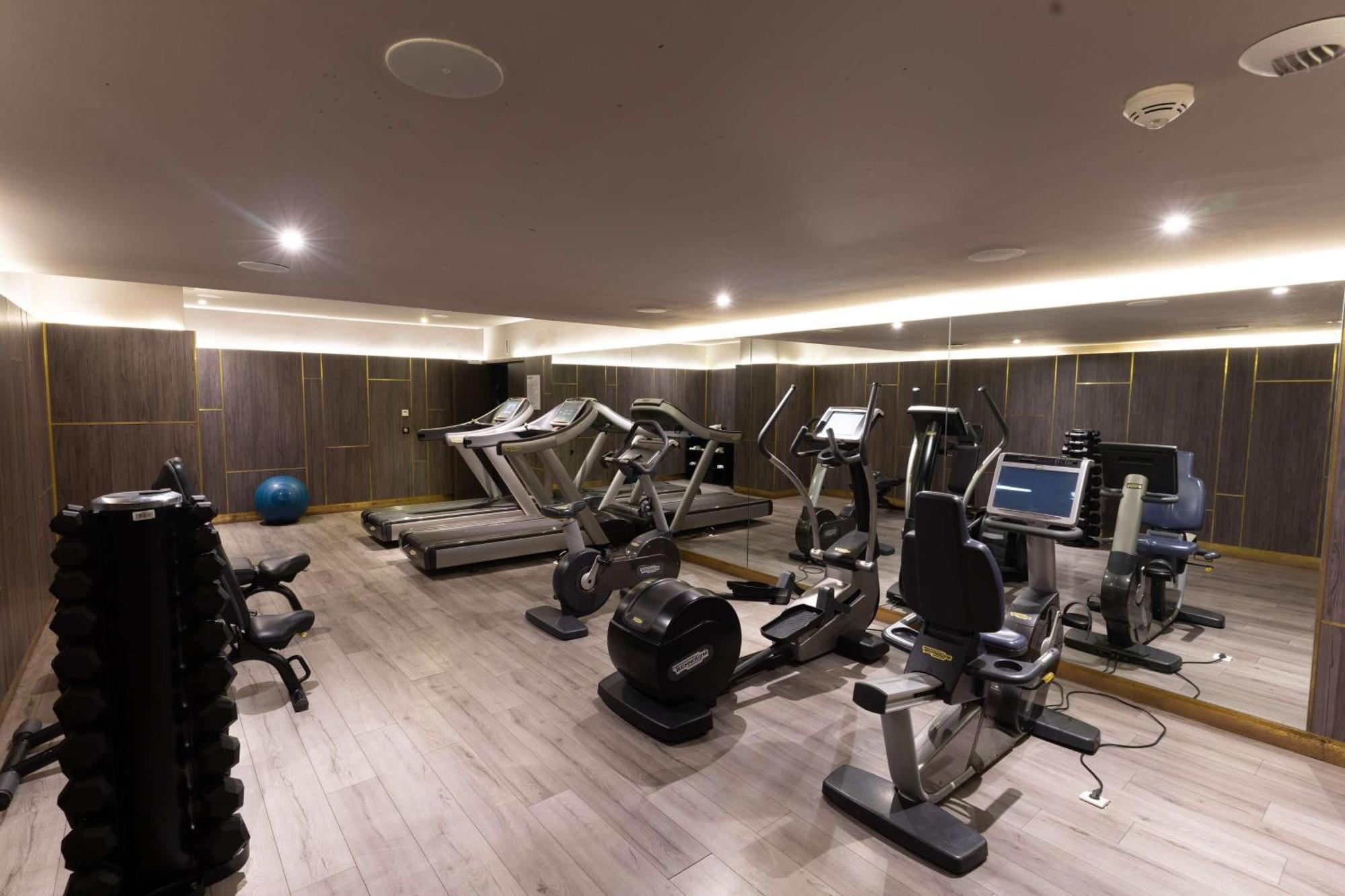 Radisson Blu Hotel Casablanca City Center מראה חיצוני תמונה The gym at the hotel