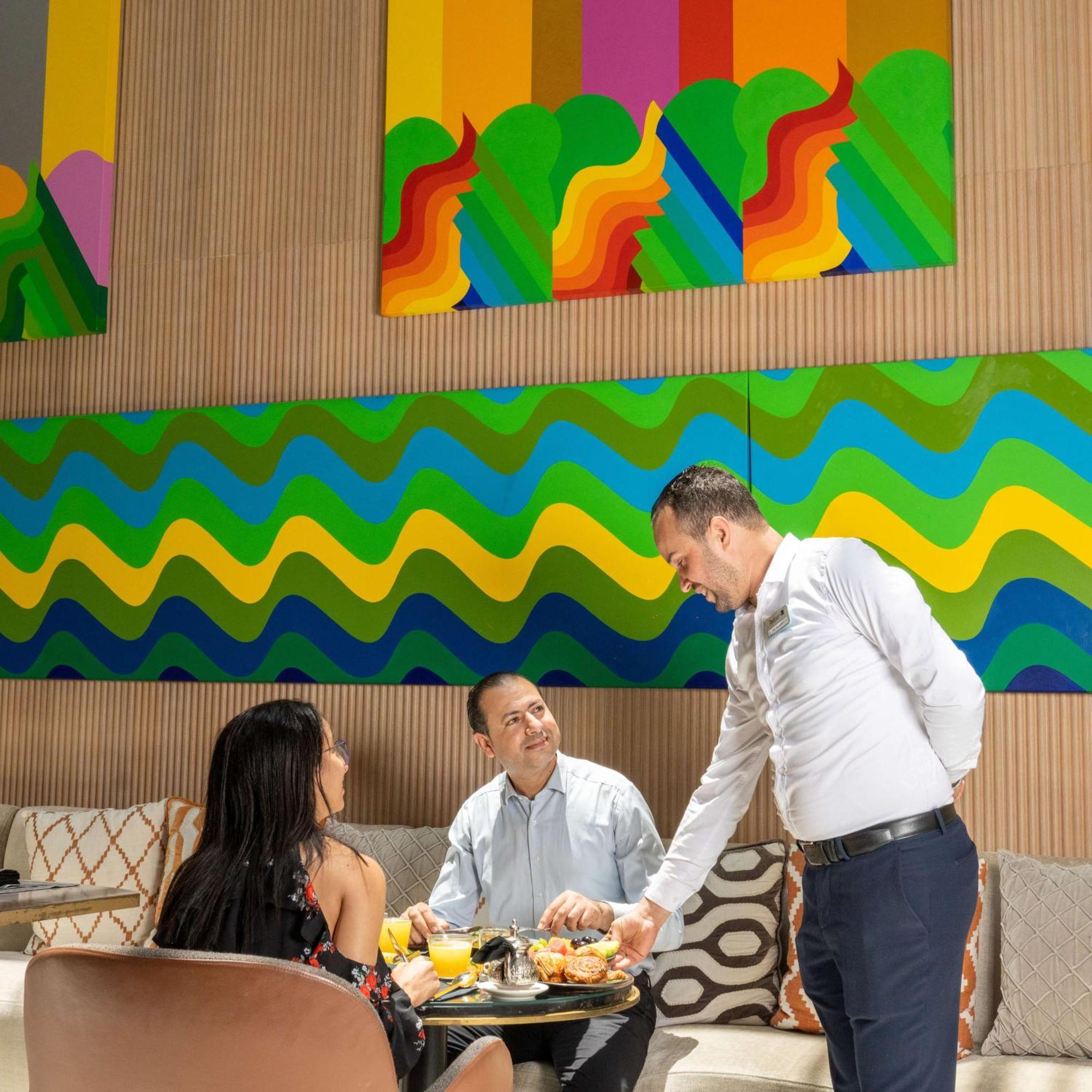 Radisson Blu Hotel Casablanca City Center מראה חיצוני תמונה A waiter serving guests at a restaurant