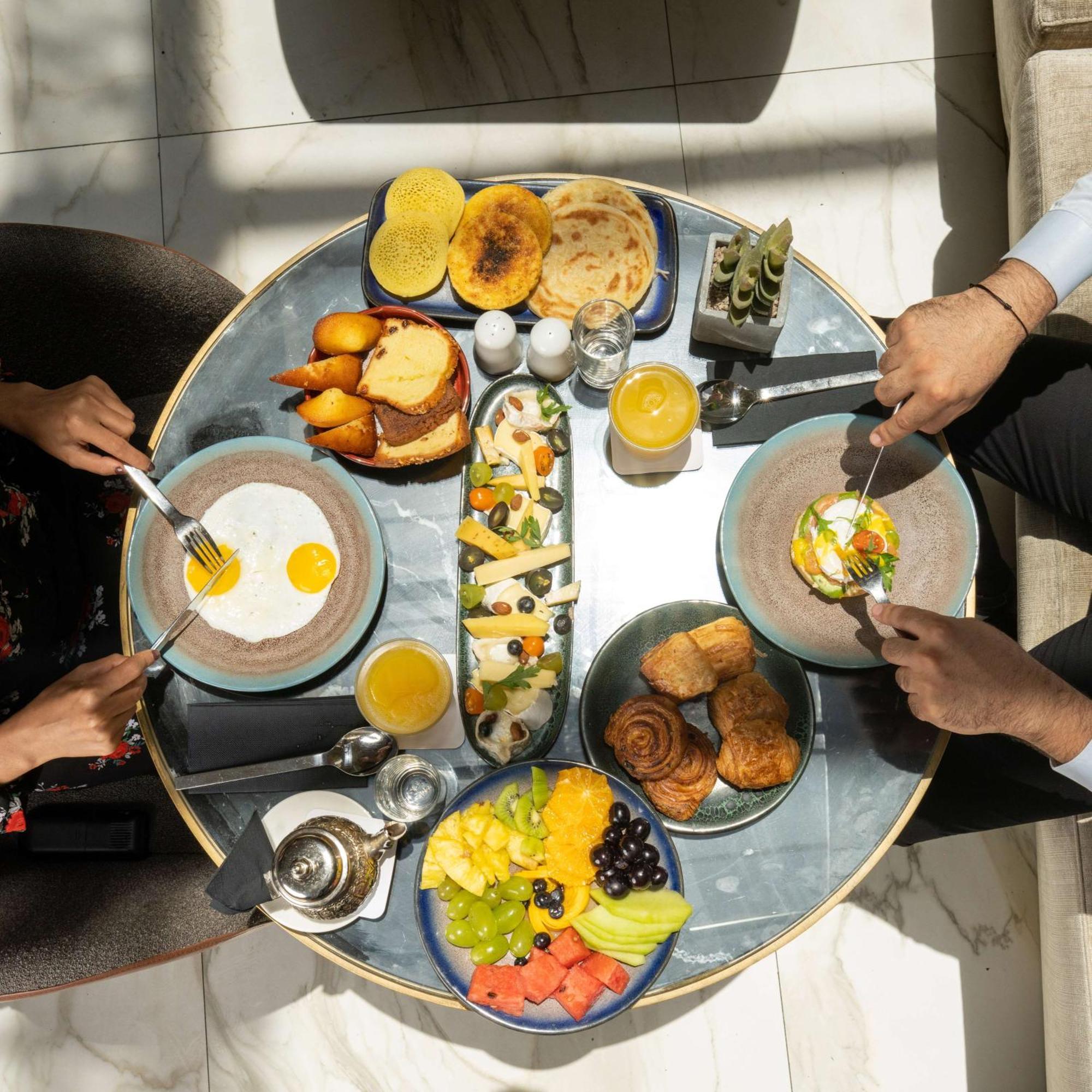 Radisson Blu Hotel Casablanca City Center מראה חיצוני תמונה A typical Israeli breakfast