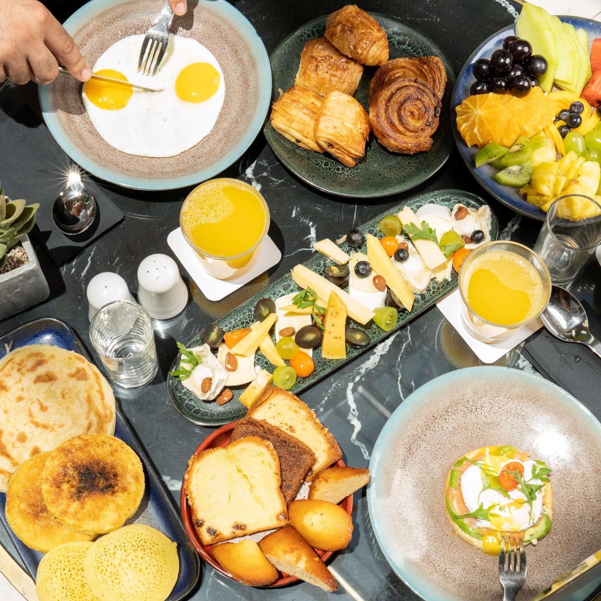 Radisson Blu Hotel Casablanca City Center מראה חיצוני תמונה Greek breakfast